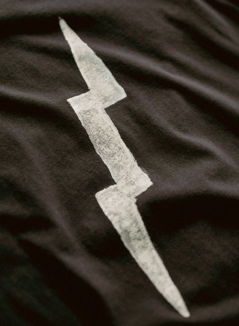 the "bolt" tee in black - Model