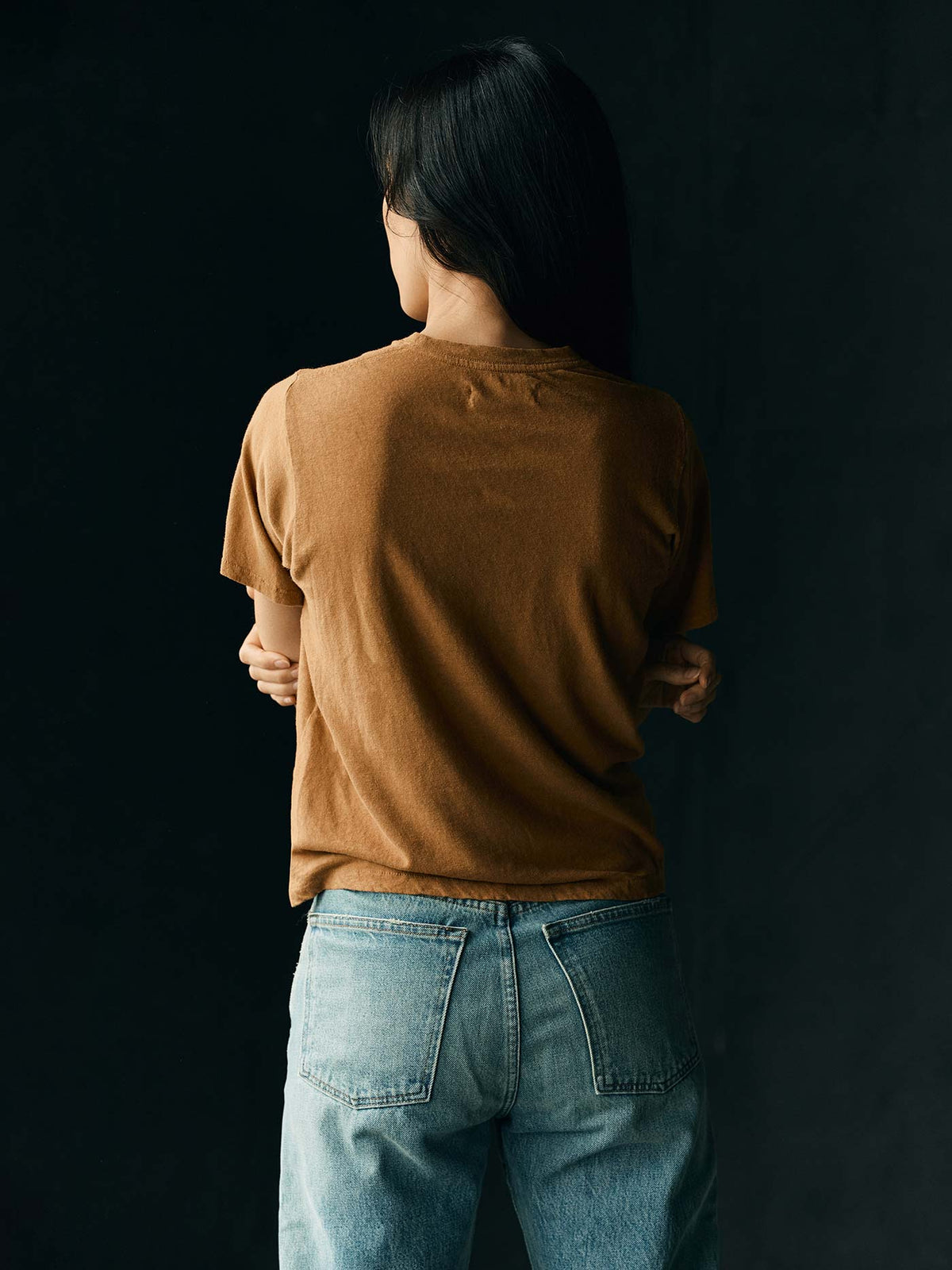 the cotton hemp tee in field brown
