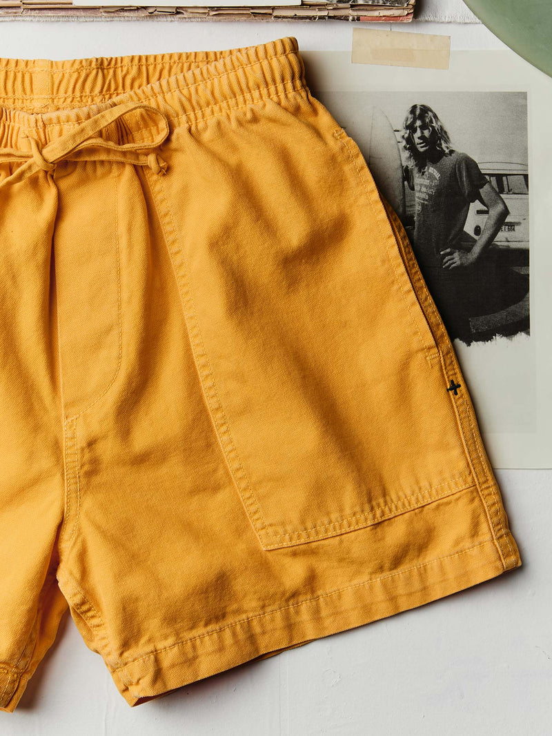 the canvas lounge short in marigold - Model