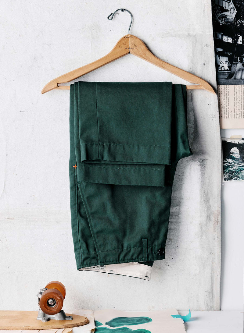 oceanside relaxed pant in spruce - Model
