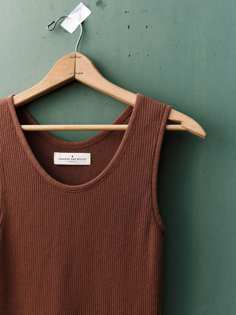 the vintage tank in open knit chestnut - Model