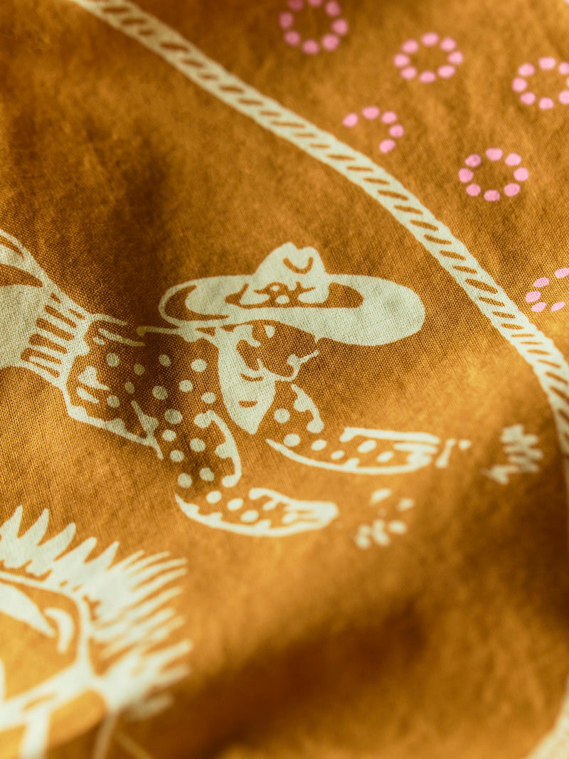 i+w x Wrangler "frontier" bandana in gold - Model