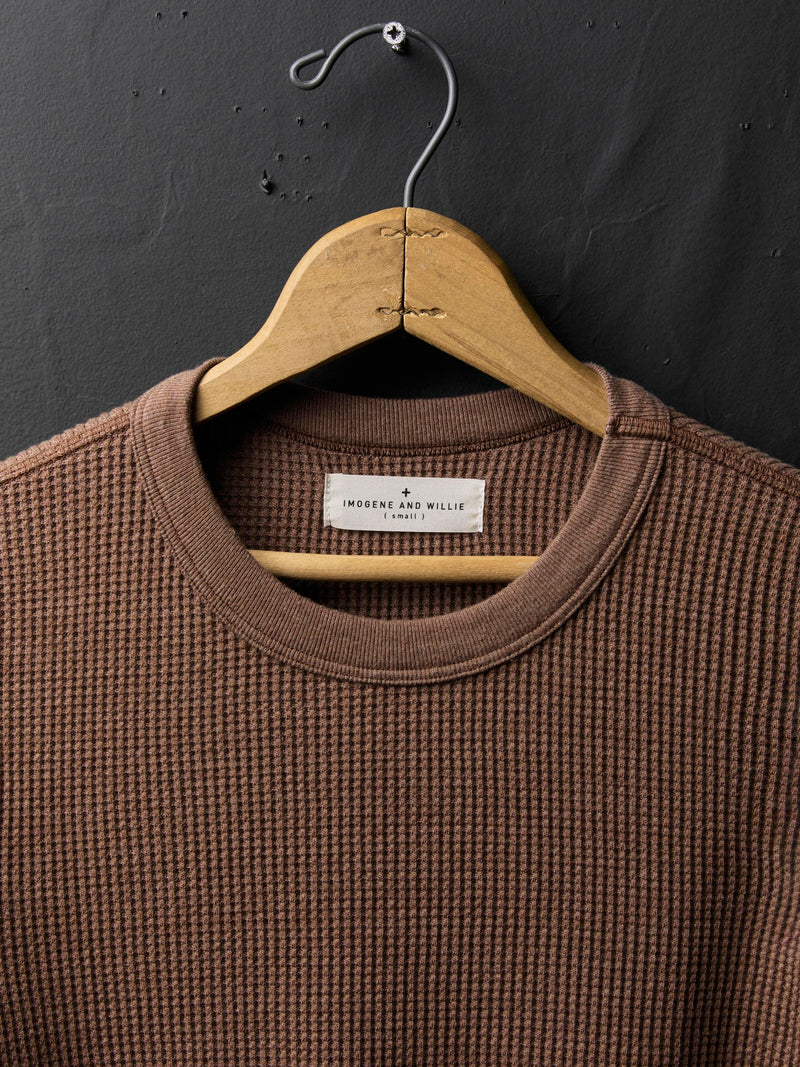 long sleeve waffle thermal in brown - Model