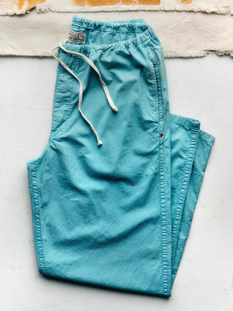 the lounge pant in aqua poplin - Model