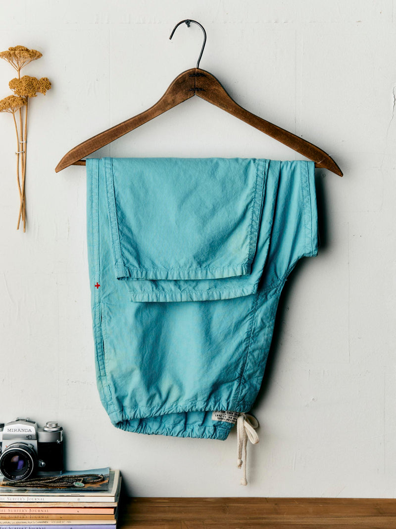 the lounge pant in aqua poplin - Model