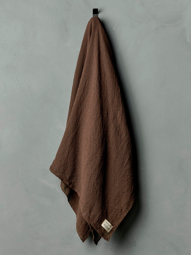 i+w x family heirloom weavers cotton throw in brown - Model