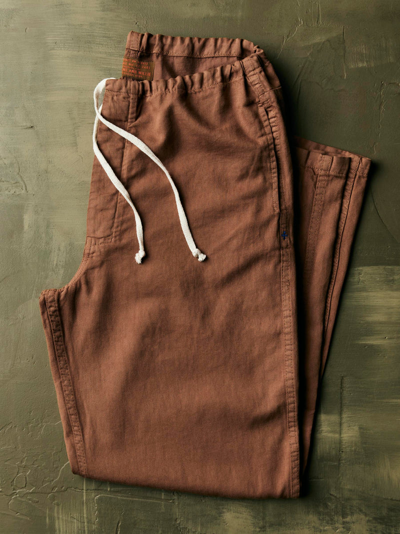 lounge pant in field brown - Model
