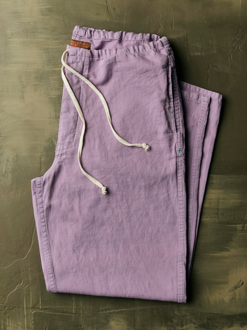 lounge pant in lilac - Model