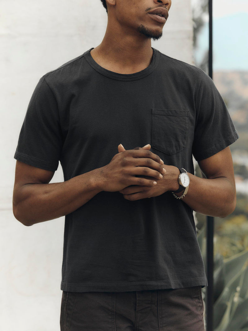 faded black knit pocket tee - Model