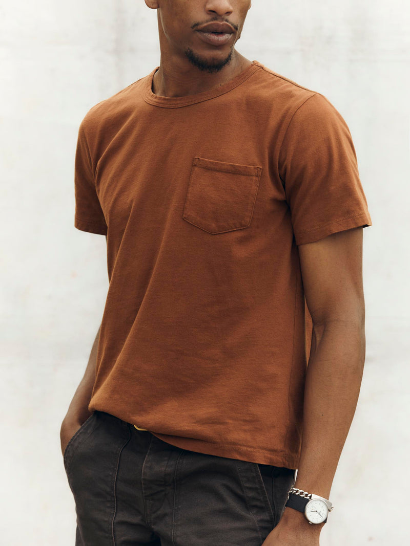 pocket tee in rust - Model