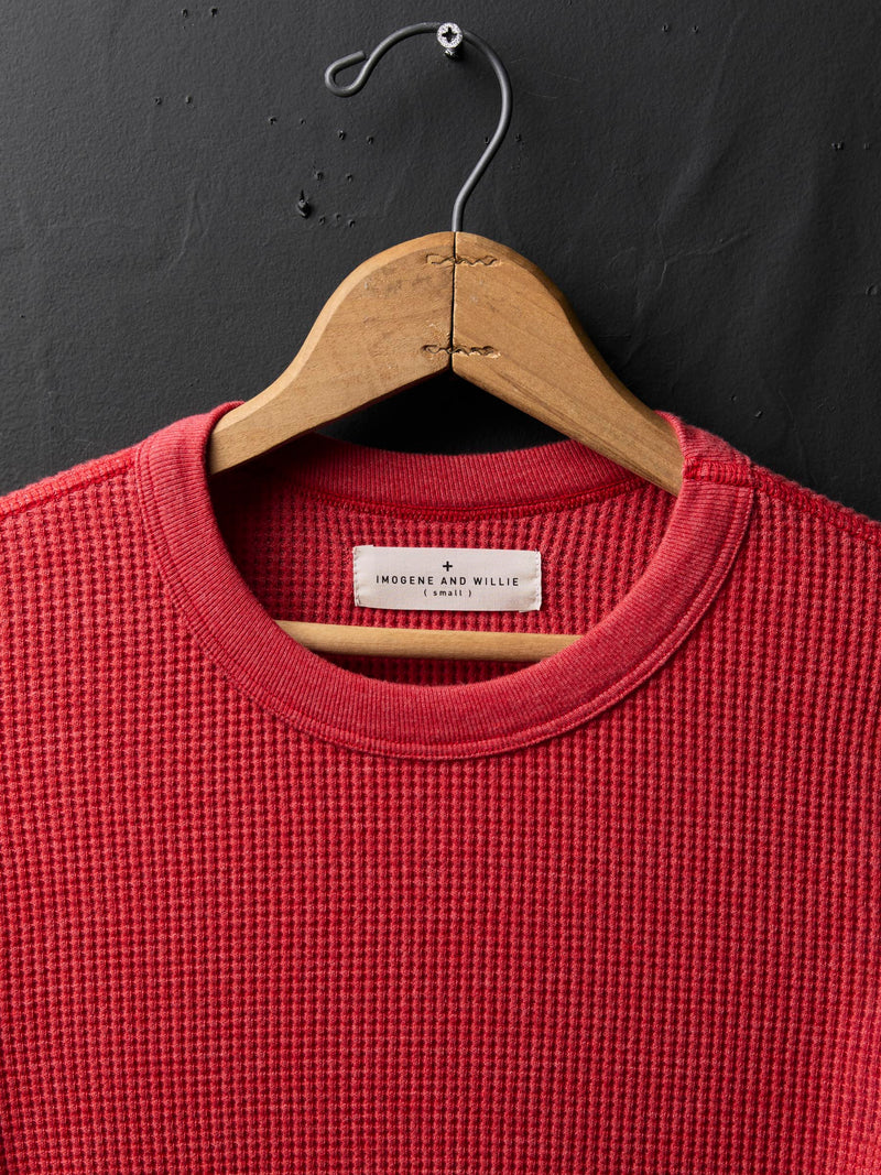 long sleeve waffle thermal in faded red - Model