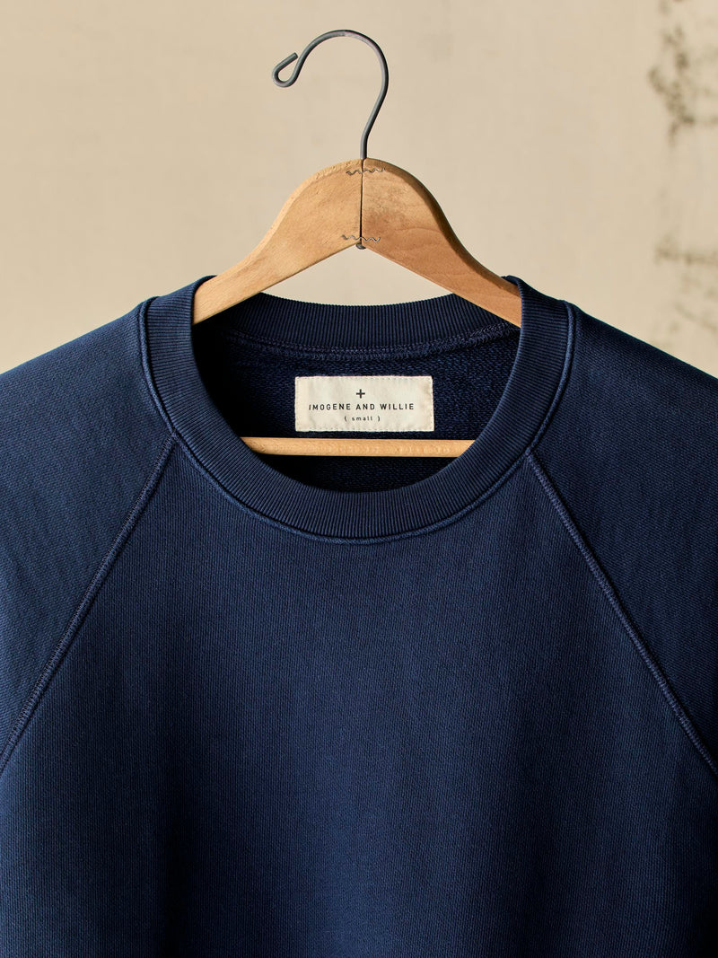 short sleeve raglan sweatshirt in navy - Model