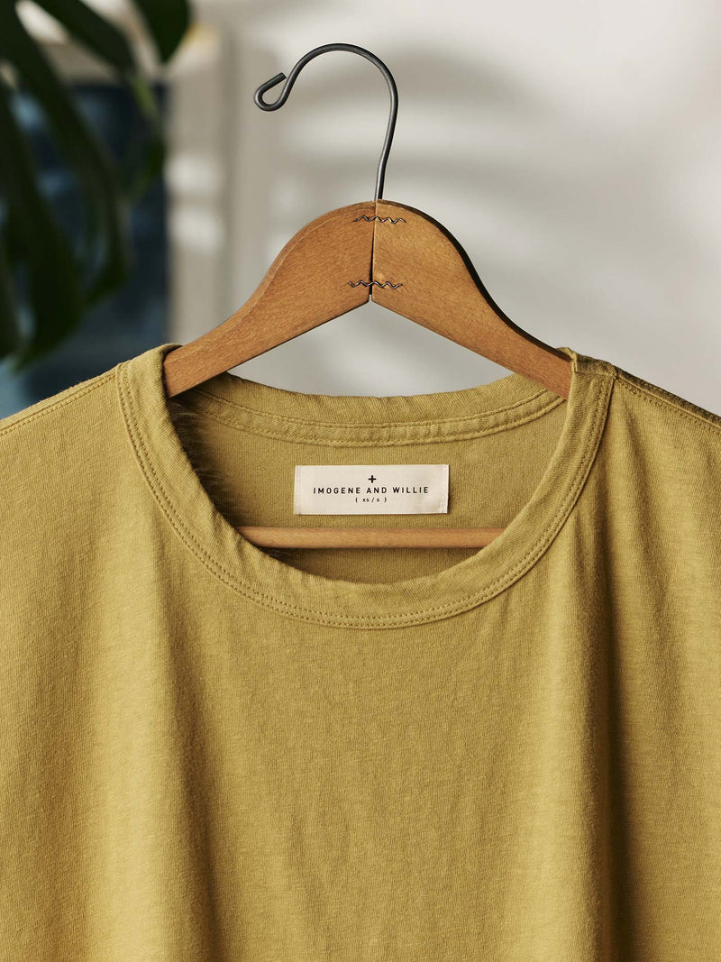 the drop tee in desert green - Model
