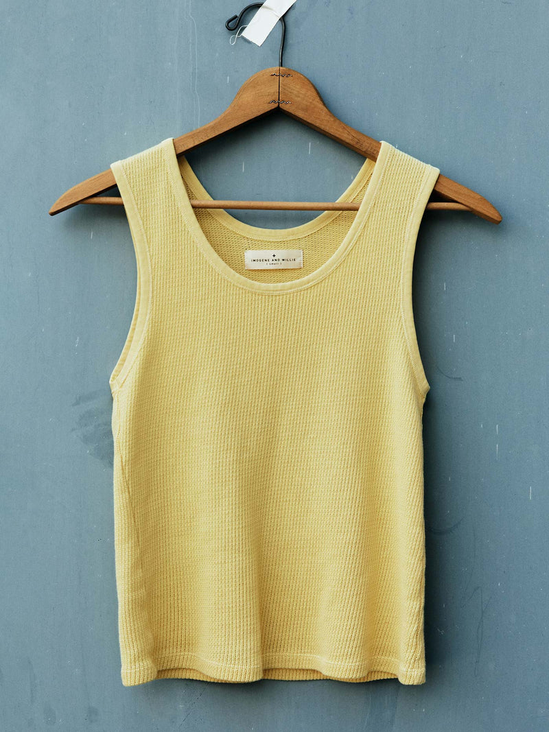 the vintage tank in open knit yellow - Model