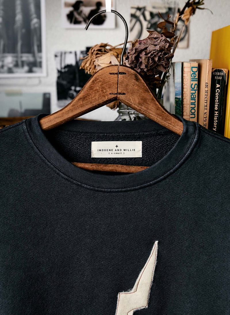 the "bolt" sweatshirt in black - Model